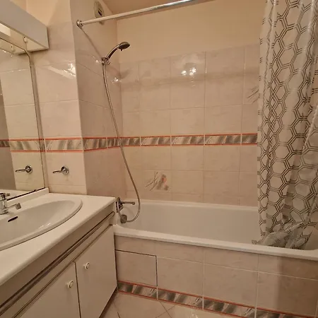 Avec Piscine, Tennis & Balcon, Centre-ville Chatelaillon-plage, 6 Pers, 2 Ch - Fr-1-706-17 * Шатлайон-Плаж