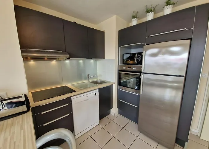 Apartment Avec Piscine, Tennis & Balcon, Centre-ville Chatelaillon-plage, 6 Pers, 2 Ch - Fr-1-706-17 *