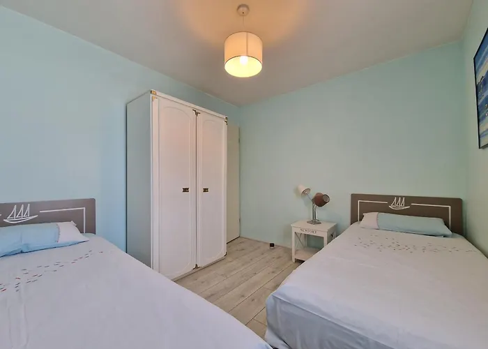 Avec Piscine, Tennis & Balcon, Centre-ville Chatelaillon-plage, 6 Pers, 2 Ch - Fr-1-706-17 Apartment *